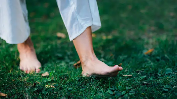 How Making Bare-Foot Contact With the Earth Can Improve Sleep, Calm & Reduce Inflammation
